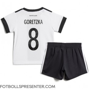 Tyskland Leon Goretzka #8 Hemmatröja Barn VM 2022 Kortärmad (+ korta byxor)